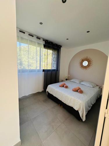 une chambre avec un lit et un miroir au mur dans l'établissement N4 Maison T2 climatisé, à Ajaccio