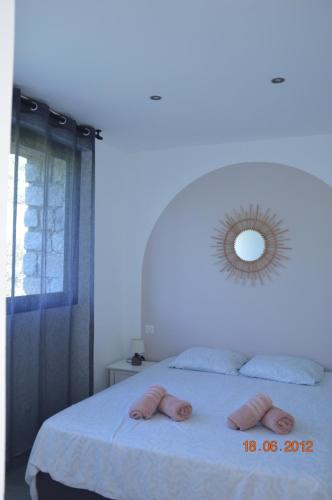 sypialnia z łóżkiem z lustrem na ścianie w obiekcie N4 Maison T2 climatisé w Ajaccio