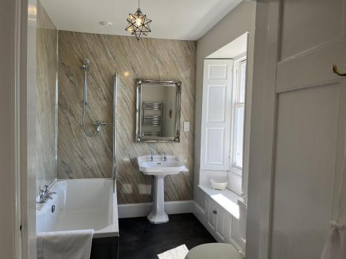 Ένα μπάνιο στο Vicarsford Farmhouse