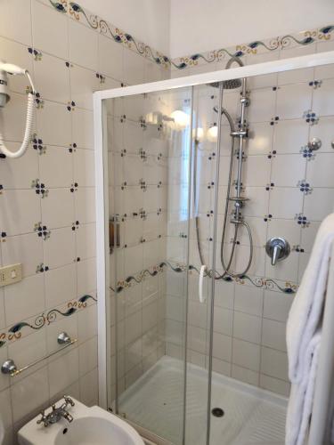 a bathroom with a shower and a sink at Hotel Alla Riviera in Bardolino