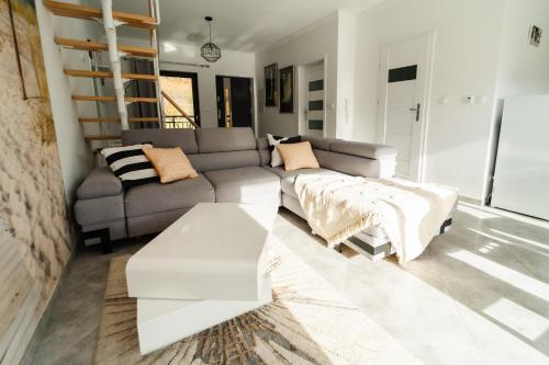 un soggiorno con un divano e un tavolo di ApartView Szkolna Szczyrk by Rent like home a Szczyrk