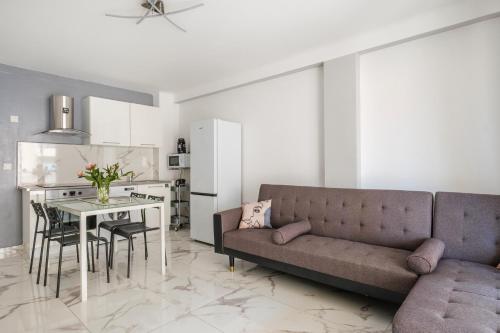 un salon avec un canapé et une table dans l'établissement Evasion Cannoise, à Cannes