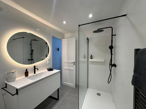 普罗旺斯艾克斯Le Nid des Cardeurs studio cosy centre historique的一间白色浴室，配有洗手池和镜子。