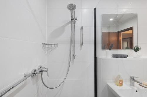 a bathroom with a shower and a sink at Ferienwohnung in Bad Berneck in Bad Berneck im Fichtelgebirge