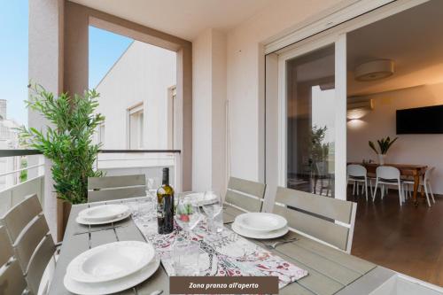 jadalnia ze stołem i butelką wina w obiekcie Suite Rosso & Nero - Lecce Selection w mieście Lecce
