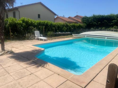 - une piscine avec une chaise dans la cour dans l'établissement PLIM CIE 2 chambres, sde à l'étage, à Chaponost