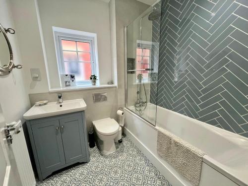 Koupelna v ubytování Stylish 3BR Cardiff Home Balcony, Garden, Free Parking and EV Charging