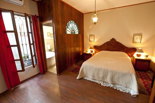 a bedroom with a bed and a bathroom with a tub at Hotel & Hacienda El Carmelo in Ica
