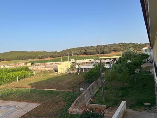 a view of a field with a building in the background at la maison d'autre Nadia in Sefrou