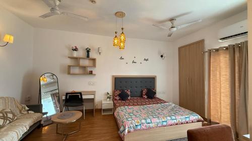 Ένα ή περισσότερα κρεβάτια σε δωμάτιο στο The Cozy Stay Entire 1BHK Apartment Sec 168 Golden Palms