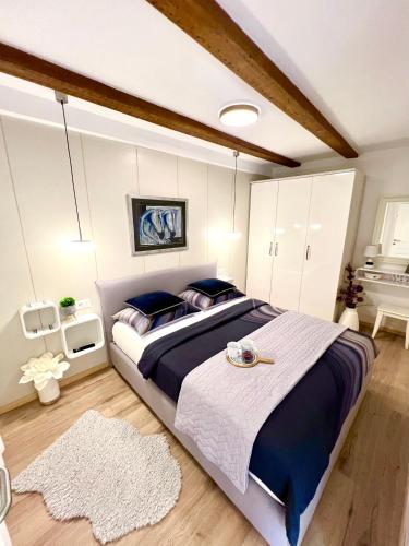 Charming Seaside Apartment