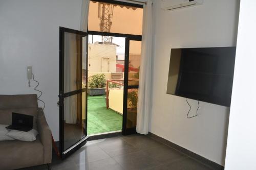a living room with a flat screen tv on a wall at Appartement aux Mamelles in Dakar