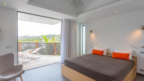 Ένα ή περισσότερα κρεβάτια σε δωμάτιο στο Classy and Serene Villa with Beach Views