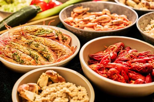 Makanan di atau berdekatan hotel