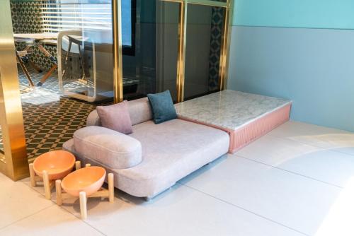 a living room with a couch and two chairs at Hotel Ippda Wonju in Wonju