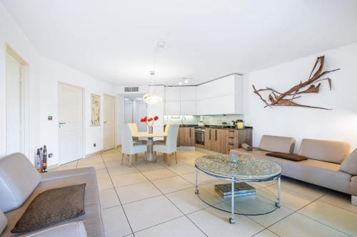 un salon avec un canapé et une table dans l'établissement Appartement de la Colline - Welkeys, à Nice