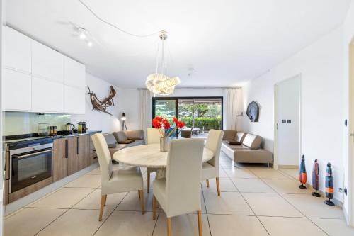 une cuisine et une salle à manger avec une table et des chaises dans l'établissement Appartement de la Colline - Welkeys, à Nice