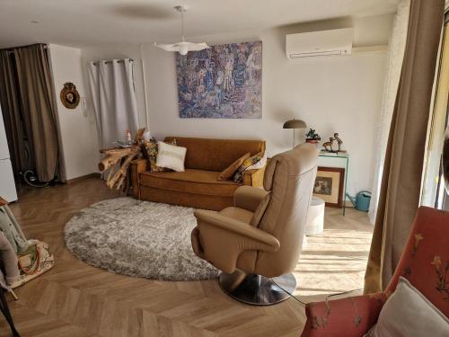 Quiet cozy nest in town
