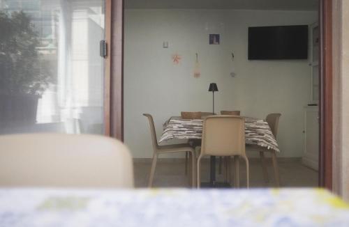 Una televisión o centro de entretenimiento en Dimora D'Altomare
