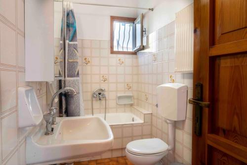 MárpissaにあるVillage house at Marpissaの洗面台、トイレ、浴槽を備えたバスルーム