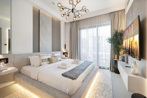 Voodi või voodid majutusasutuse Elegant 4BR Villa, Luxury Pool Retreat, Joy, Arabiana Ranches 3 toas