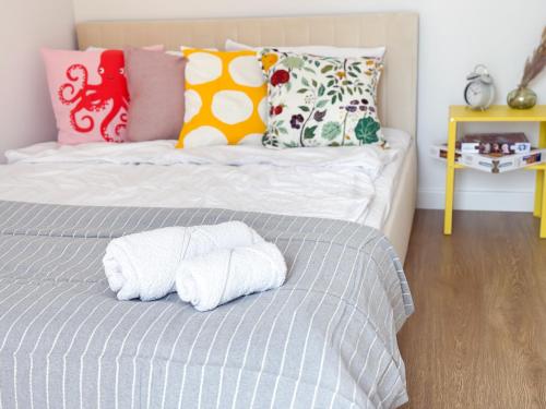 2 asciugamani su un letto in una camera da letto di Kościuszki 4a Comfort Suite a Rawicz