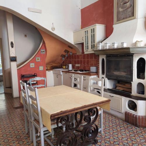 une cuisine avec une table et des chaises en bois dans l'établissement Le Patio Des Cigales, à Roquefort-des-Corbières