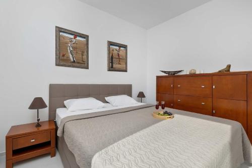 ein Schlafzimmer mit zwei Betten und einer Kommode in der Unterkunft Two-level Modern Apartment with Spacious Terrace - Ideal Place for the Holiday by Noclegi Renters in Wisełka