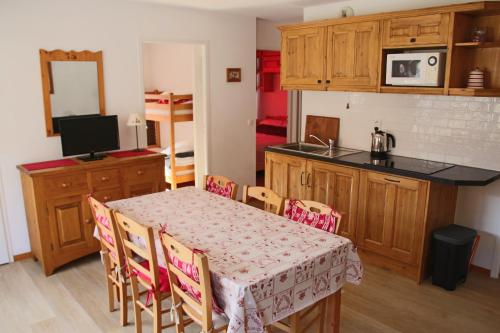 Kuchyň nebo kuchyňský kout v ubytování Balcons G 035 - PARC NAT VANOISE appart 8 pers