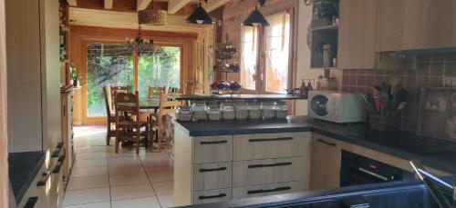 una cucina con bancone e una sala da pranzo di Chalet 9 Adultes 4 Enfants a Samoëns