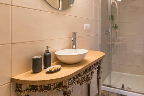 y baño con lavamanos en una mesa con ducha. en Art apartment in downtown Porto, en Oporto