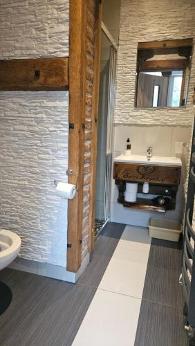 un baño con lavabo y espejo en Pokój SERCE KRYNICY, en Krynica Morska