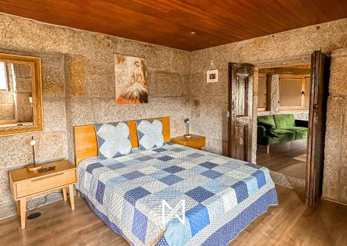 テーラス・デ・ボウロにあるMyStay - Casa do Cabeço de Boi by Refúgio ao Luarのベッドルーム1室(青と白のベッド1台付)