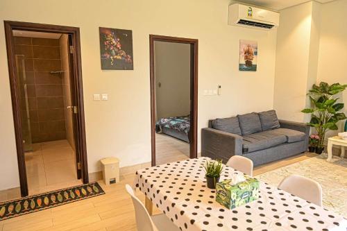 a living room with a table and a couch at استيديو هوانا صلاله Hawana Salalah studio in Wādī Khasbar