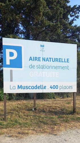 a sign for an air neutrals de stuttgart grammar centre at Le Petit Studio - 15 m2 - Centre Ville - Sorgue à 50 m in LʼIsle-sur-la-Sorgue