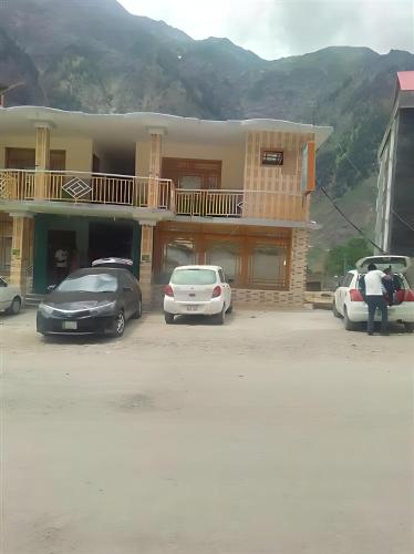 ナランにあるForest View Hotel & Restaurantの建物前に停車する車両群