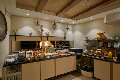 Makanan di atau berdekatan hotel