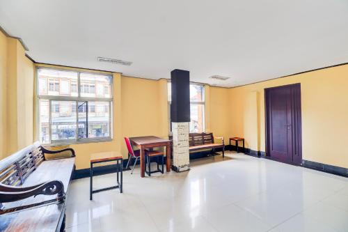 a waiting room with a table and chairs at Collection O Bali near Terminal Ubung formerly Batukaru Garden Hotel in Kesiman