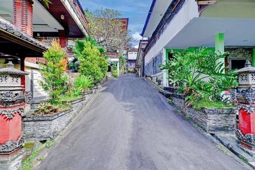 an empty street with plants on the side of a building at Collection O Bali near Terminal Ubung formerly Batukaru Garden Hotel in Kesiman