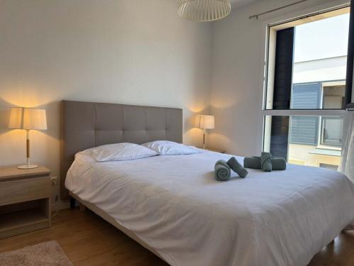 une chambre avec un lit avec deux animaux en peluche dessus dans l'établissement Villa moderne et familliale dans une résidence à 500m de la plage, à Sérignan