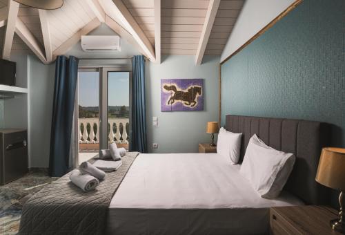 una camera da letto con un letto grande con cuscini sopra di Casa di Voz Suites complex & free gym services by "elite" a Gaïtánion