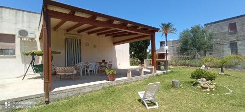 a patio with a table and chairs in a yard at MiraErice in Napola