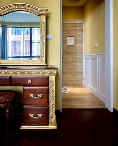 a mirror sitting on top of a dresser in a hallway at 寶格儷舍 in Tainan