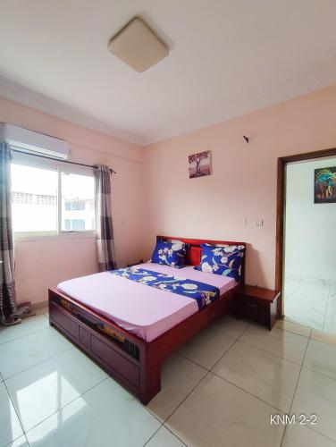 a bedroom with a bed in a room at Appartement meublé spacieux 2 chambres salon Yassa in Douala