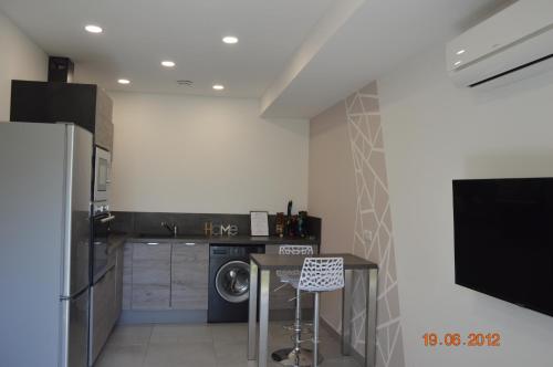 Η κουζίνα ή μικρή κουζίνα στο N10 Maison T2 climatisé avec jacuzzi privé
