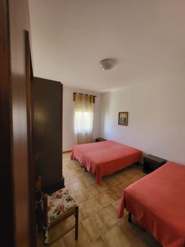 a hotel room with two beds and a window at Il Parco Passolara in Acciaroli