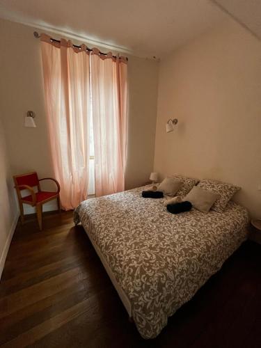 Postel nebo postele na pokoji v ubytování La Villa Louana charme de l'ancien en cœur de ville