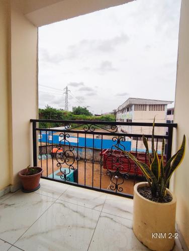 a balcony with a view of a pool at Appartement meublé spacieux 2 chambres salon Yassa in Douala
