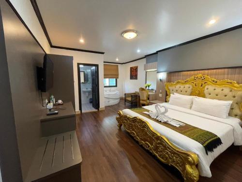 ビエンチャンにあるLucky city hotelの大きなベッドとバスルームが備わるホテルルームです。