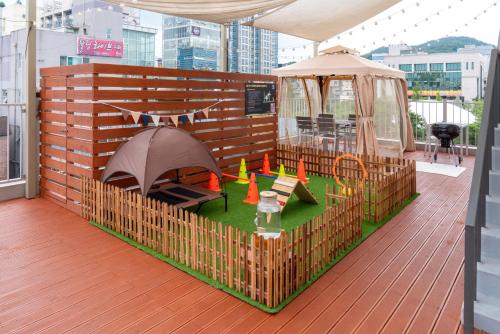 an outdoor area with an umbrella and a gazebo at Hotel Ippda Wonju in Wonju